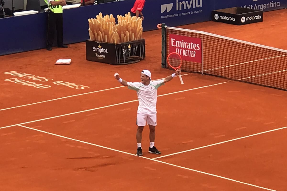 El festejo de Peque Schwartzman tras su triunfo ante Francisco Cerúndolo