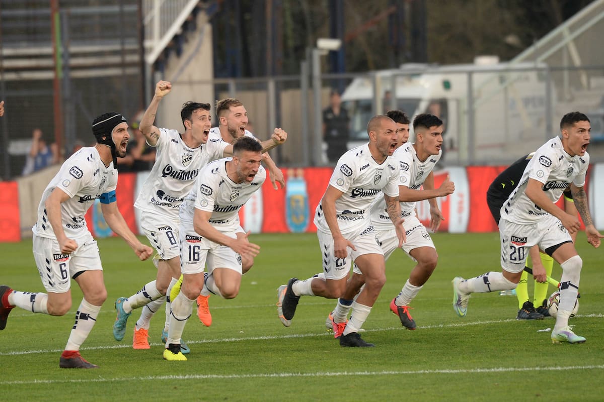 El festejo de Quilmes al vencer a Deportivo Madryn en los penales; será el próximo rival de Boca