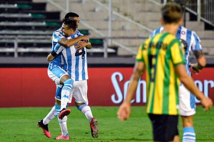 El festejo de Racing en una visita a Mar del Plata; fue triunfo ante Aldosivi
