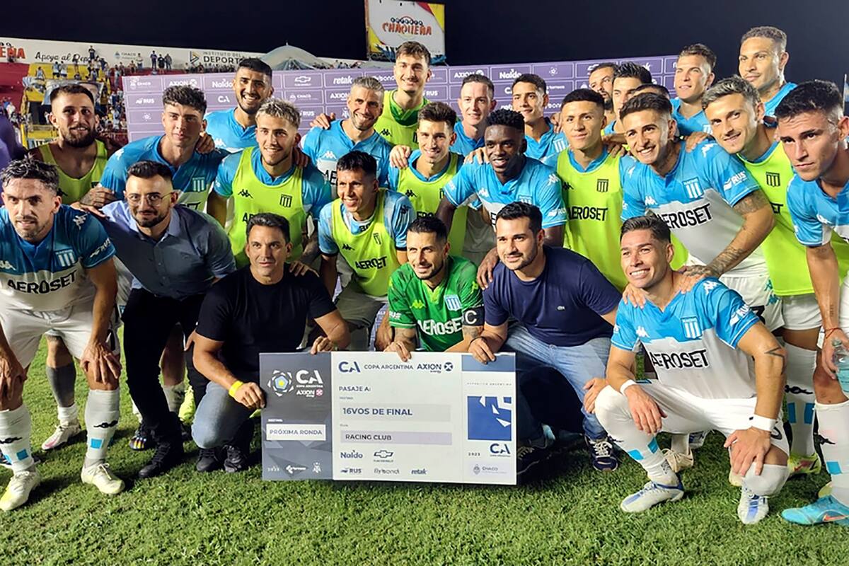 El festejo de Racing, tras imponerse en Resistencia