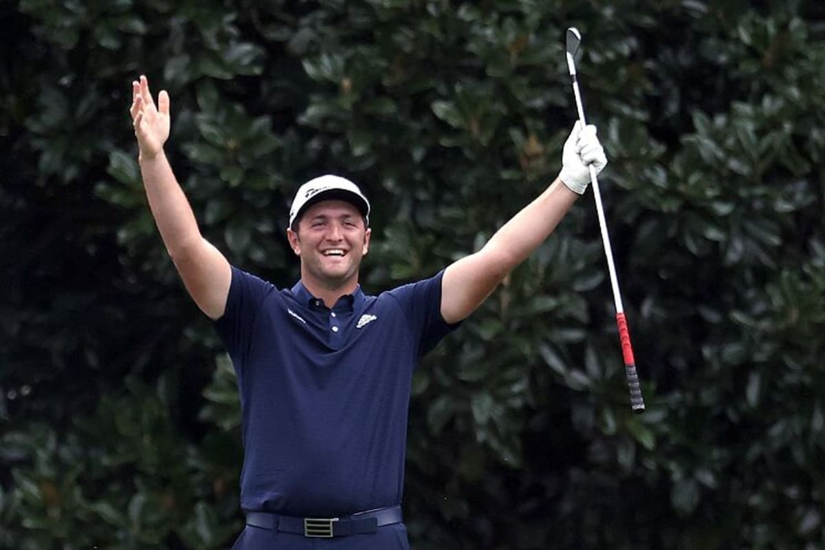 El festejo de Rahm tras su espectacular hoyo en uno en el 16 de Augusta, durante una práctica