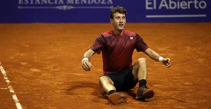 El festejo de Renzo Olivo, en Saavedra, tras vencer a Leo Mayer en la final y conquistar su segundo challenger del año
