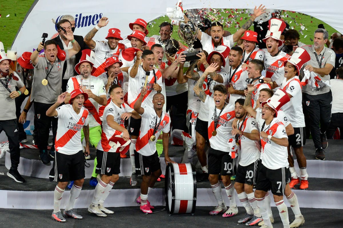 El festejo de River, campeón de la Supercopa 2019 tras golear a Racing por 5 a 0 en la inauguración del estadio Madre de Ciudades, en Santiago del Estero.