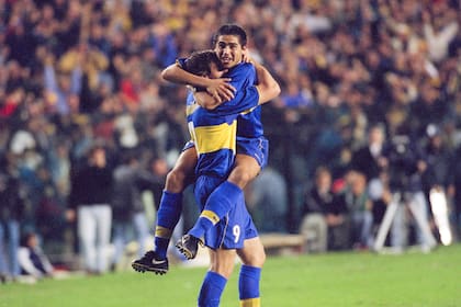 Después del gol de penal, Palermo caminó varios pasos con Riquelme colgado de su cuello. Primer indicio de que la rodilla estaba bien. Firme. Lista.