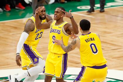 El festejo de Rondo junto con LeBron James y Kuzma para el triunfo de los Lakers