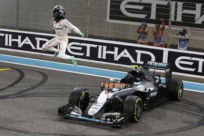 El festejo de Rosberg en Abu Dhabi