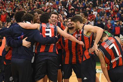 El festejo de San Lorenzo tras su clasificación a la final de Conferencia