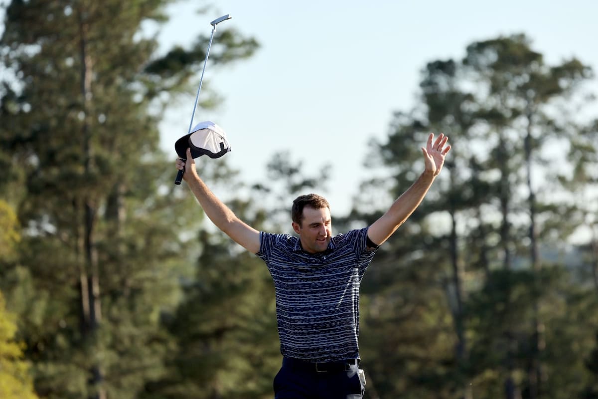 El festejo de Scottie Scheffler después del doble bogey final en el Masters