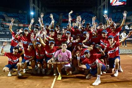 El festejo de Seba Báez, ganador del Río Open, con los alcanzapelotas del torneo