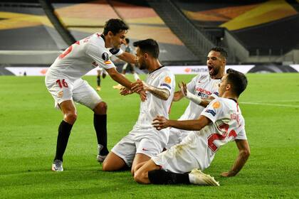 El festejo de Sevilla tras avanzar a la final de la Europa League: estadios vacíos y sonido atmosférico