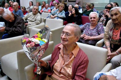 El festejo de su cumpleaños 102, en el geriátrico de Flores donde vivió su último cuarto de siglo