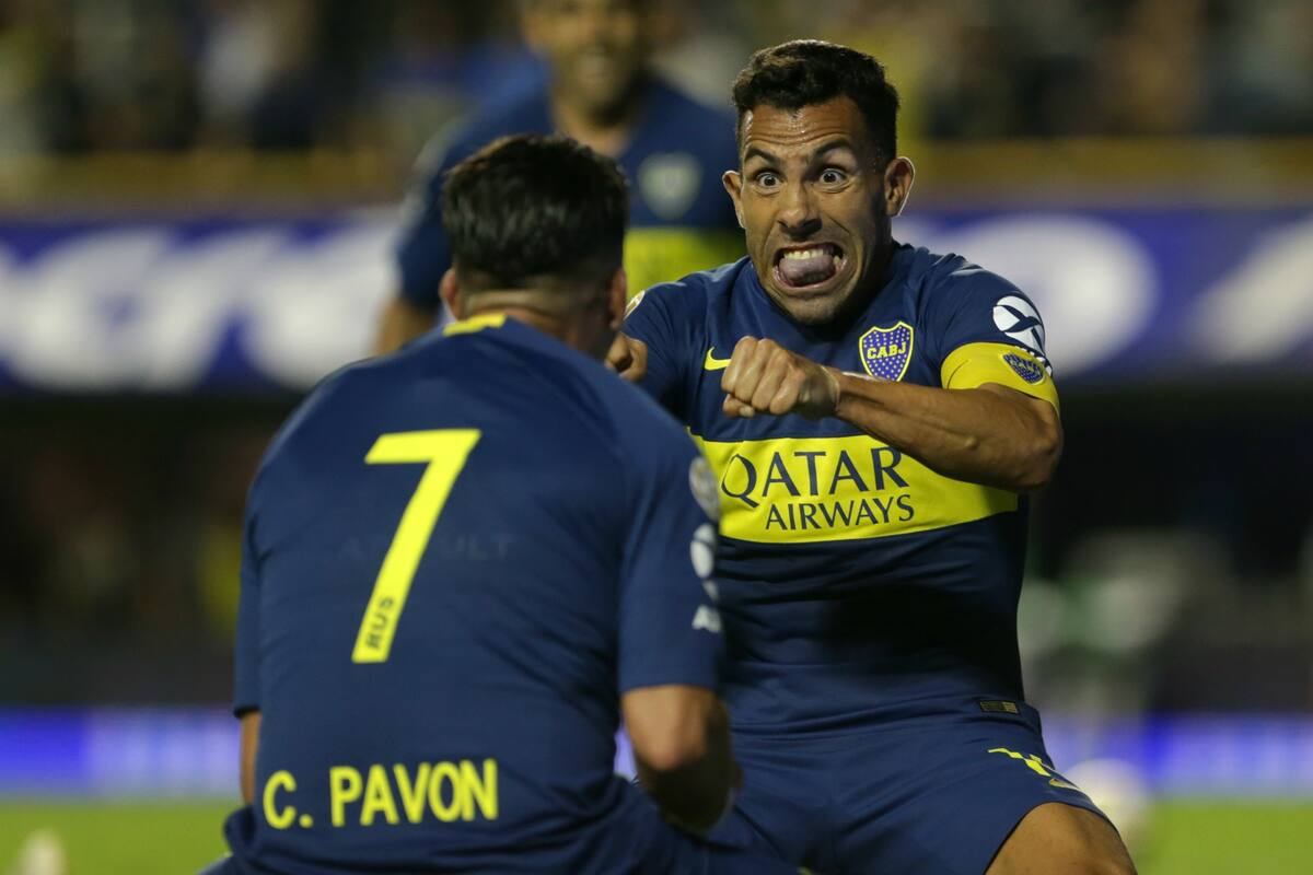 El festejo de Tevez, autor del 2-1, con Cristian Pavón