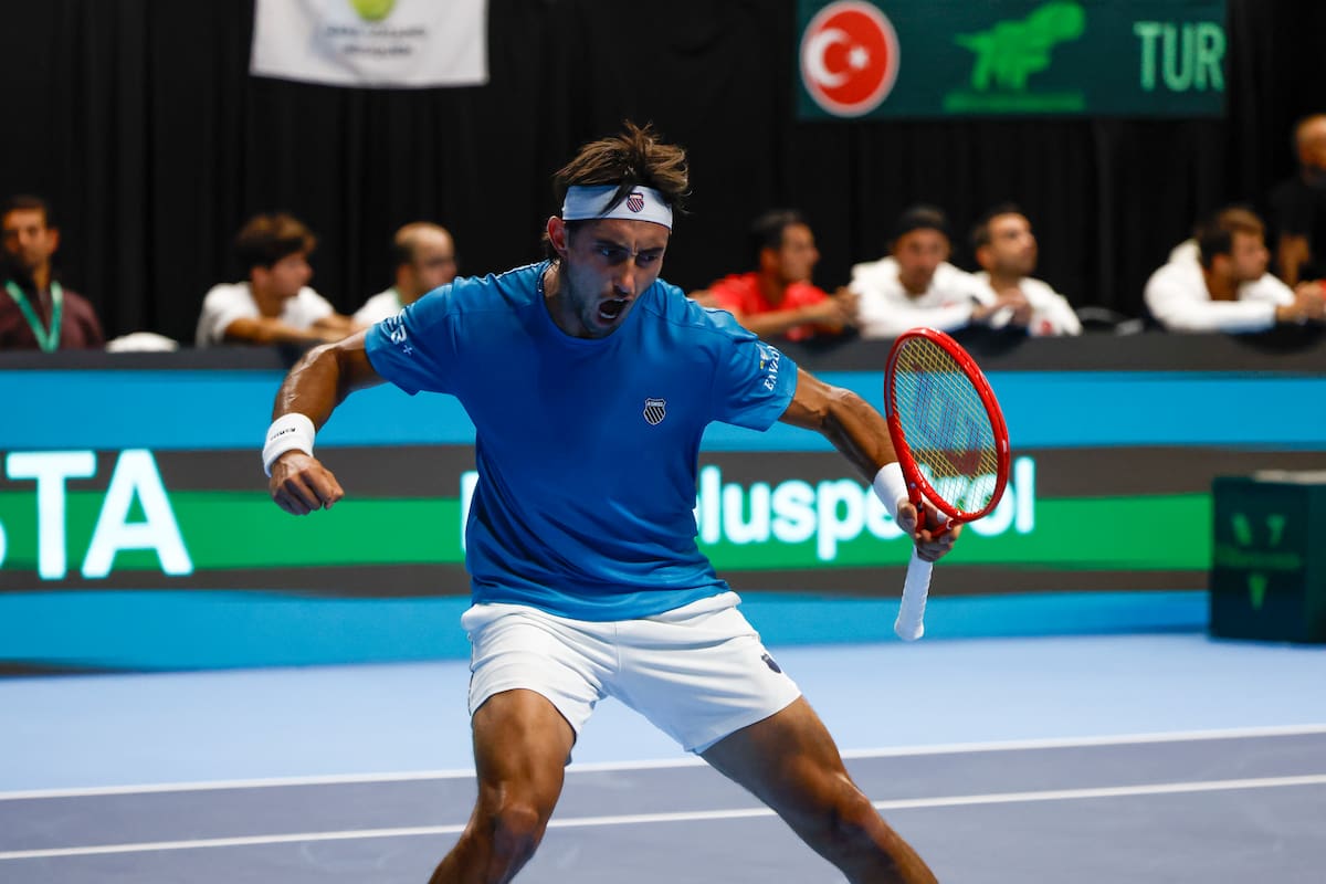 El festejo de Thiago Tirante tras derrotar a Mert Alkaya y lograr el 2-0 para la Argentina ante Turquía en la serie de Copa Davis en Neuquén
