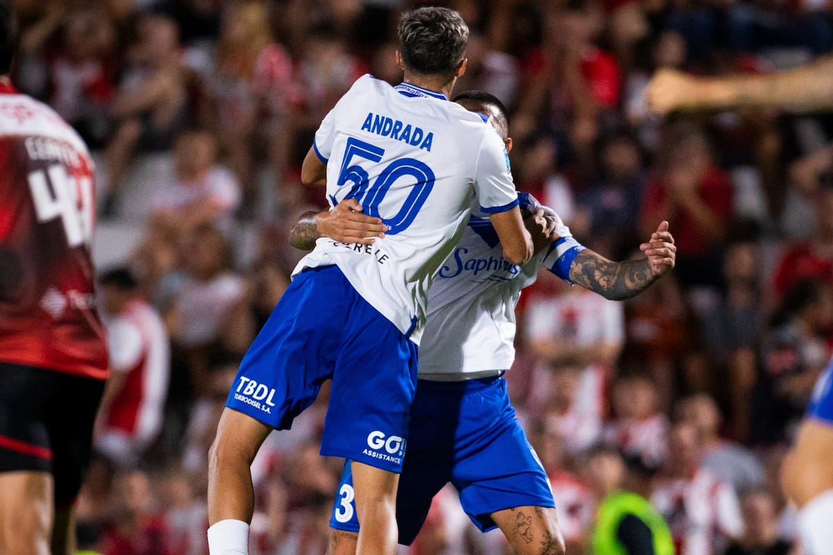 El festejo de Tobías Andrada, tras anotar el gol del triunfo de Vélez en Alta Córdoba