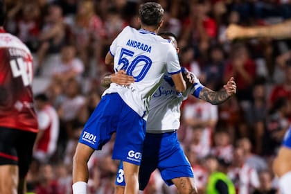 El festejo de Tobías Andrada, tras anotar el gol del triunfo de Vélez en Alta Córdoba