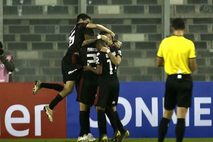 El festejo de todo River en Santiago: el equipo de Gallardo, rumbo a los octavos de final de la Libertadores.