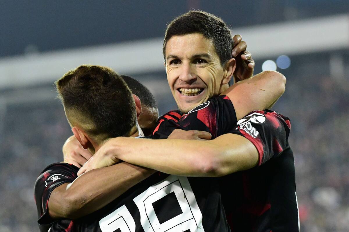 El festejo de todo River en Santiago: el equipo de Gallardo, a los octavos de final de la Libertadores.