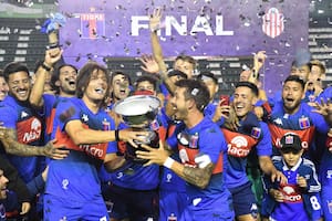 El festejo de todo Tigre, con la copa de campeón; el Matador vuelve a Primera