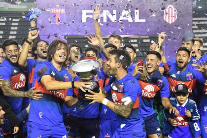 El festejo de todo Tigre, con la copa de campeón; el Matador vuelve a Primera