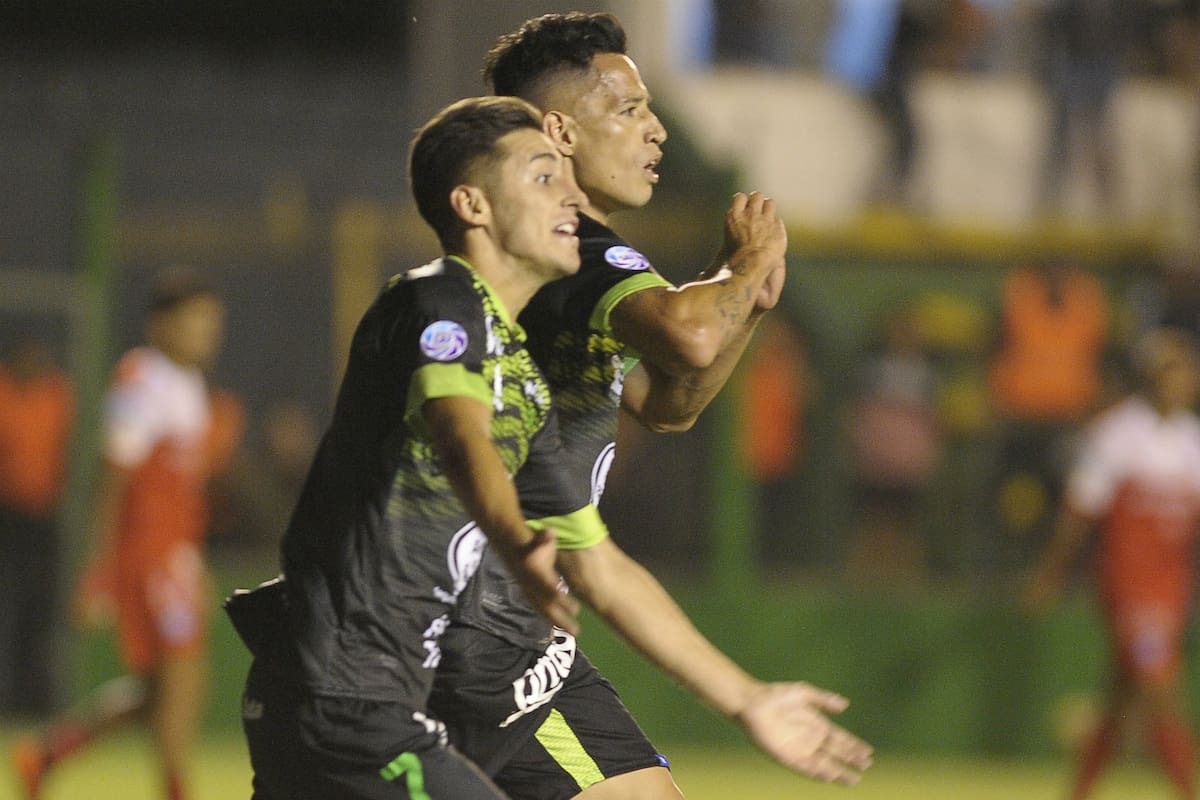 El festejo de Togni y Márquez, autor del primer gol del Halcón