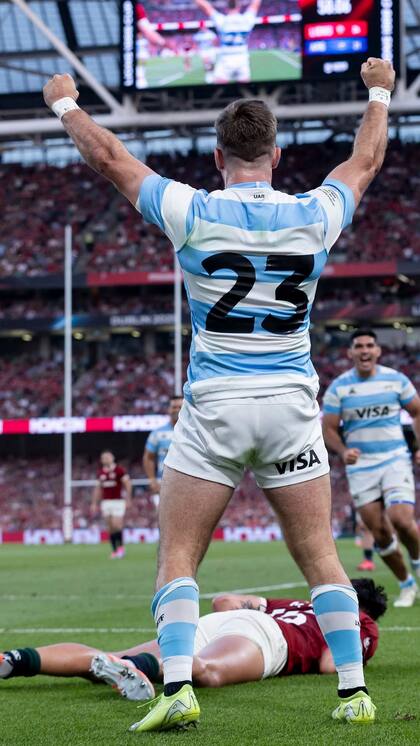 El festejo de un try memorable para Santiago: el que decidió la histórica victoria sobre British & Irish Lions, en Irlanda; sus compañeros lo celebrarán eufóricos con él.