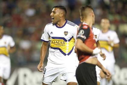 El festejo de Wanchope Ábila, que abrió el marcador. Después le anularon mal un gol