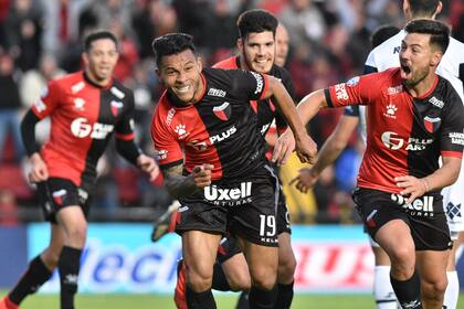 El festejo de Wilson Morelo, autor de los dos goles sabaleros