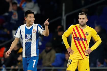 El festejo de Wu Lei ante la desazón de Jordi Alba