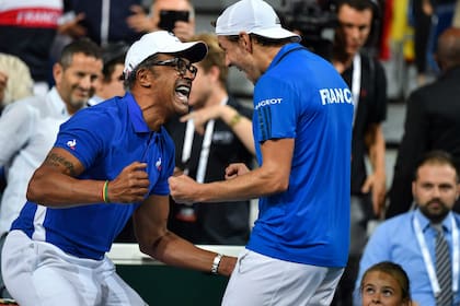 El festejo de Yannick Noah, capitán francés, con Lucas Pouille, que le ganó en cinco sets a Roberto Bautista Agut