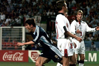 El festejo de Javier Zanetti, con la camiseta "azul" de la selección, tras anotarle un gol a Inglaterra en Francia 1998