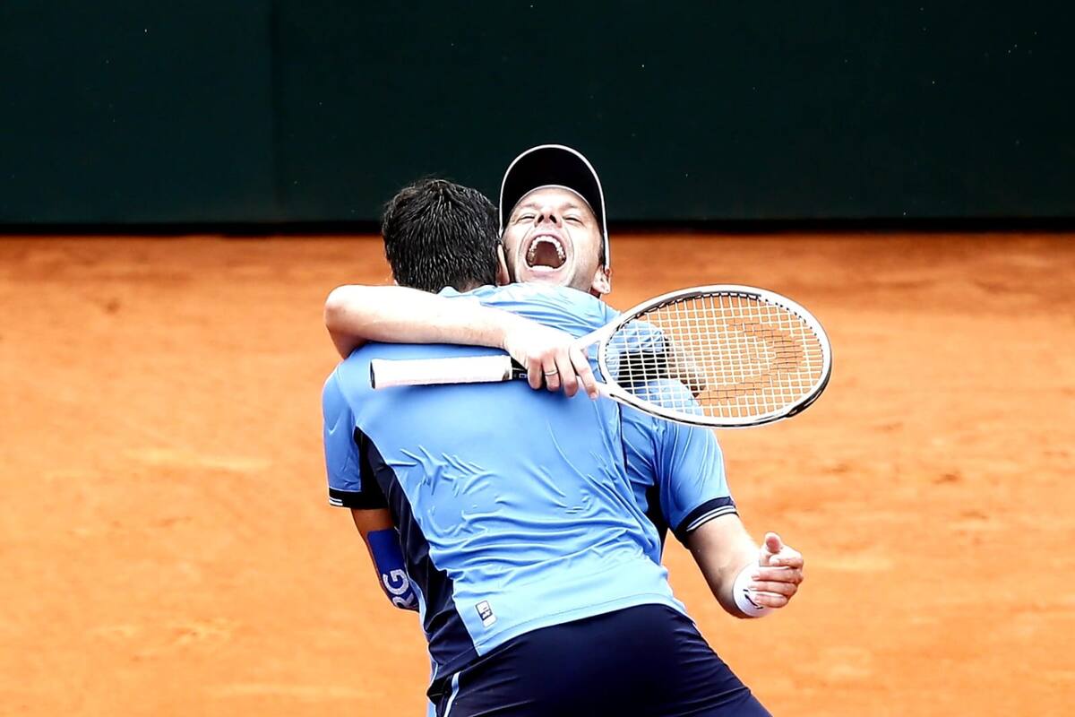 El festejo de Zeballos con Machi González; juntos le dieron el triunfo a la Argentina y el pase al Grupo Mundial