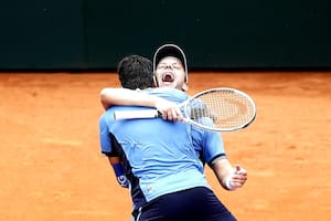 El festejo de Zeballos con Machi González; juntos le dieron el triunfo a la Argentina y el pase al Grupo Mundial