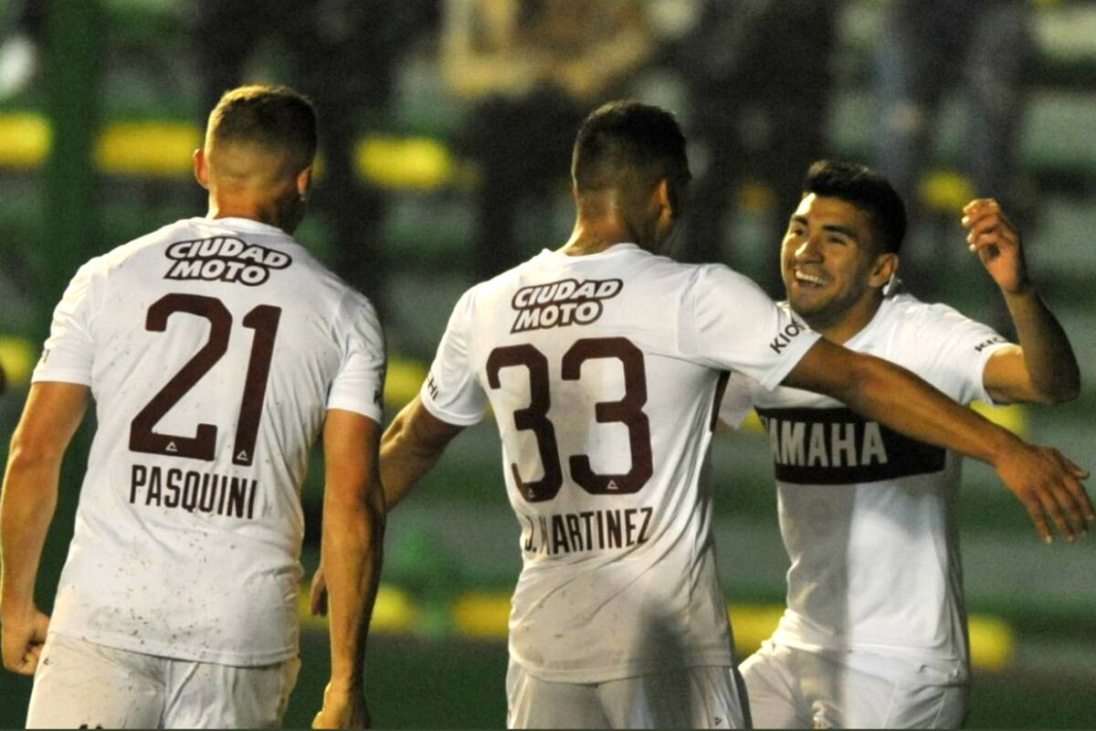 El festejo del 1-0 para Lanús, a cargo de Joel Martínez