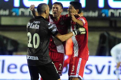 El festejo del Bicho tras el triunfo