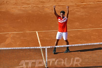 El festejo del campeón: el argentino Sebastián Báez logró su primer título ATP, en el Estoril Open.