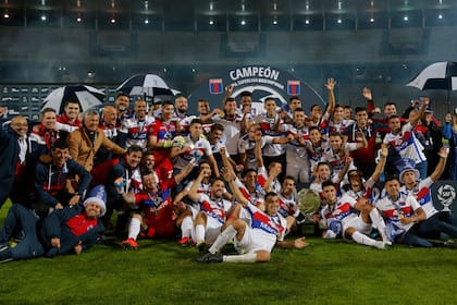 El festejo del campeón: Tigre descendió pero se lleva una Copa a la B Nacional