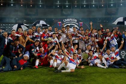El festejo del campeón: Tigre descendió pero se lleva una Copa a la B Nacional