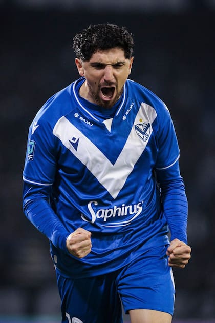 El festejo del chileno Diego Valdés, que con su gol selló la victoria de Vélez en Córdoba