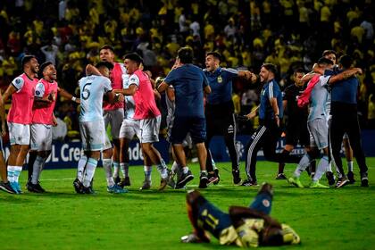 El festejo del cuerpo técnico de Batista con los jugadores, no bien terminó el partido con Colombia