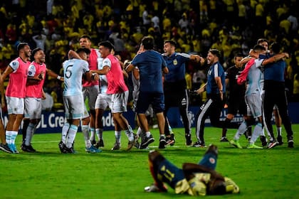 El festejo del cuerpo técnico de Batista con los jugadores, no bien terminó el partido con Colombia