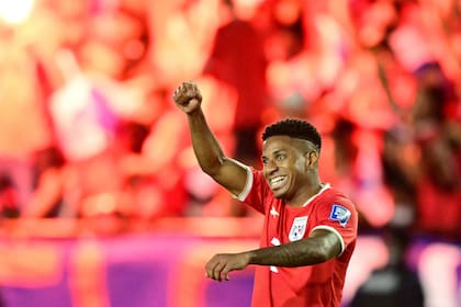 El festejo del defensor Cesar Blackman, que abrió la cuenta en la victoria de Panamá (Photo by MARTIN BERNETTI / AFP)