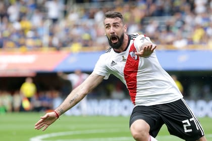 Pratto festeja el gol en contra de Izquierdoz.