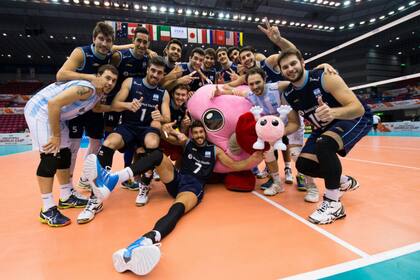 El festejo del equipo argentino con la mascota del torneo