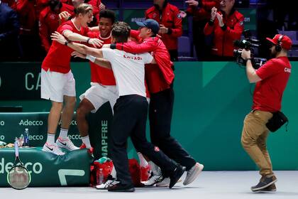 El festejo del equipo canadiense tras ganar el punto decisivo de dobles