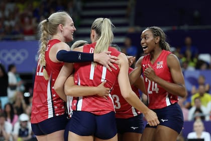 El festejo del equipo estadounidense tras superar a Brasil por 3-2. (Photo by Lintao Zhang/Getty Images)