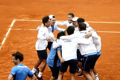 El festejo del equipo nacional en el Buenos Aires, después del 4-0 sobre la República Checa por los Qualifiers de la Copa Davis.