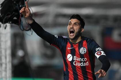 El festejo del gol de Blandi, autor del tanto del empate frente a River