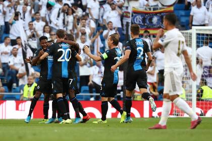 El festejo del gol de Brujas ante Real Madrid, convertido por Emmanuel Dennis