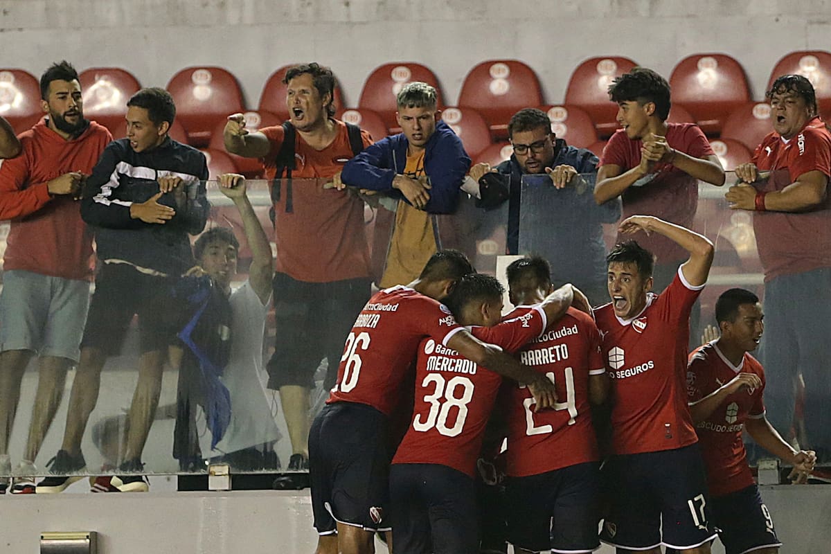 El festejo del gol de Independiente: todos buscan a Leandro Fernández