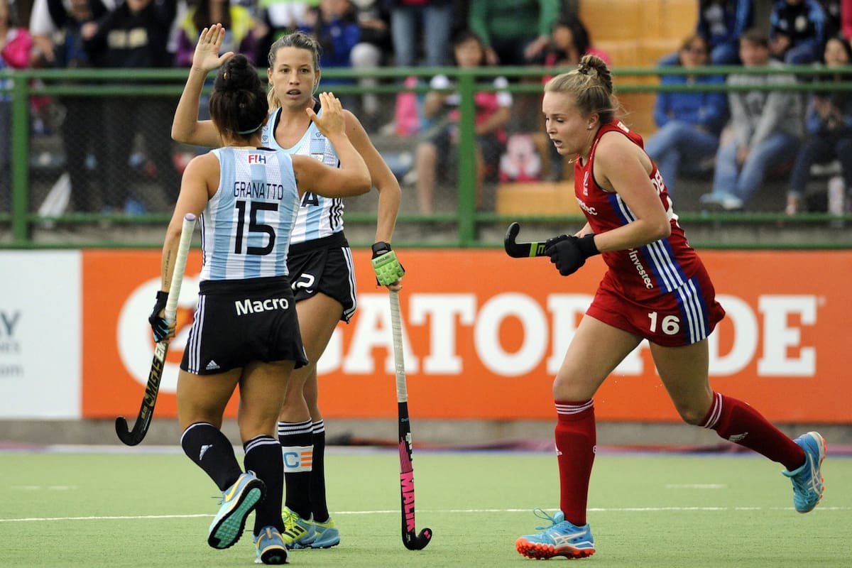 El festejo del gol entre Merino y Granatto, en el segundo amistoso ante Gran Bretaña